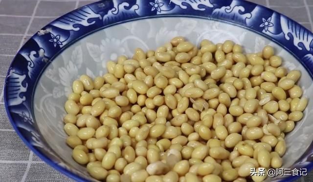 黄豆|黄豆别打豆浆，教你高龄人最爱的吃法，每天一碗，三高平稳身体棒