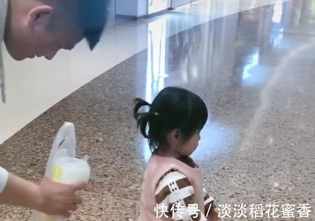 生气|“惹祸奶爸”抢宝宝饮料走红,宝宝本仙女生气了,哄不好的那种