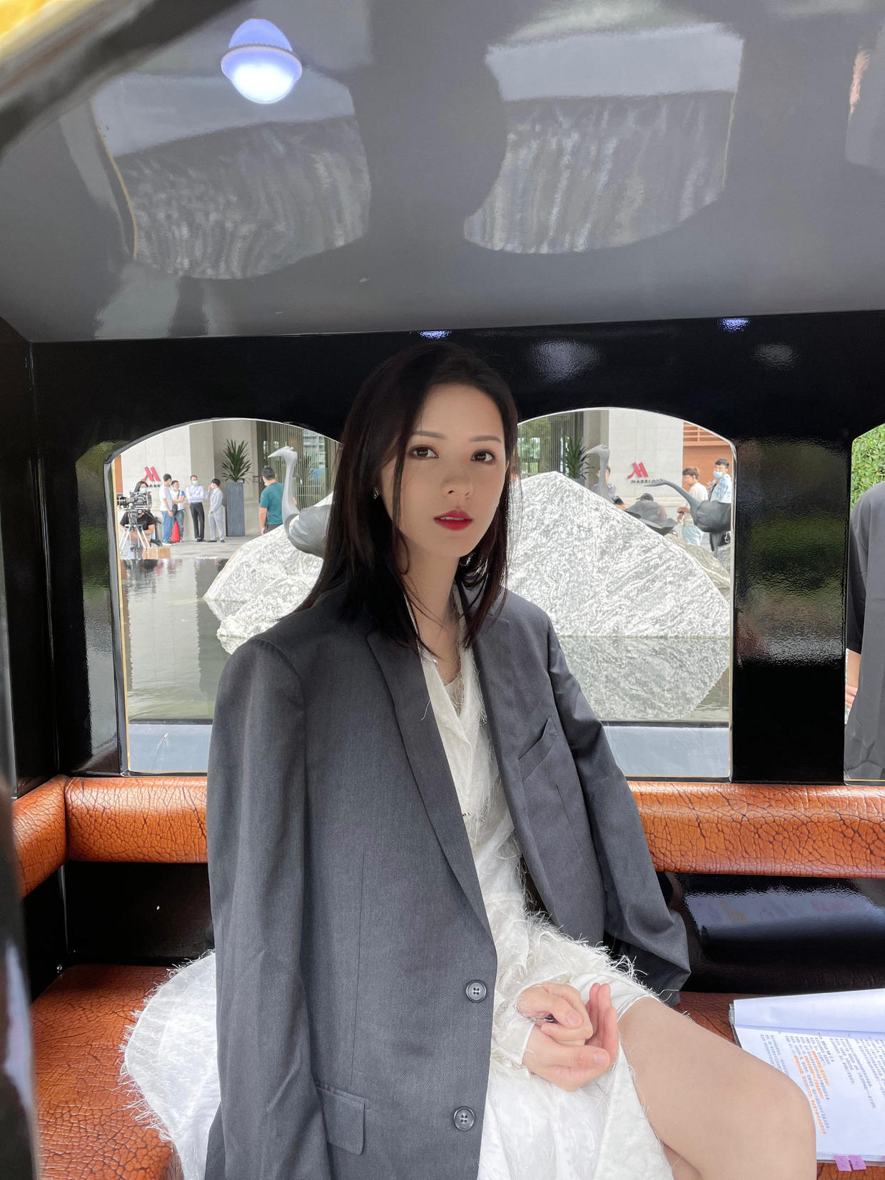 造型|张予曦真洋气,白衬衫配黑西装干练利落,秀出“漫画腿”真让人酸