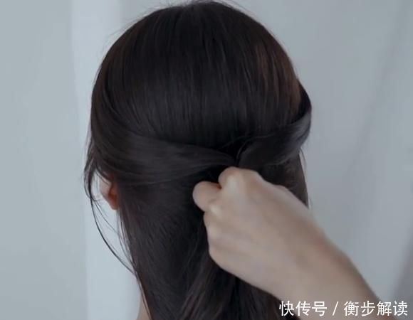 韩式 女孩编完一款韩式简约发型后，给人感觉格外优雅，网友：走两步就散了