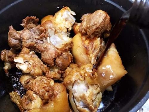  猪蹄胶原蛋白满满，可以美容养颜，搭配黄豆焖煮更美味