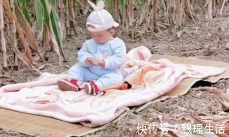 带娃|“全能宝妈”带娃收玉米两不误火了,所谓坚强,全靠硬扛