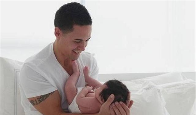 单手|小心把新生儿抱成“歪脖子”这种毁身高的抱姿,很多家长都在犯