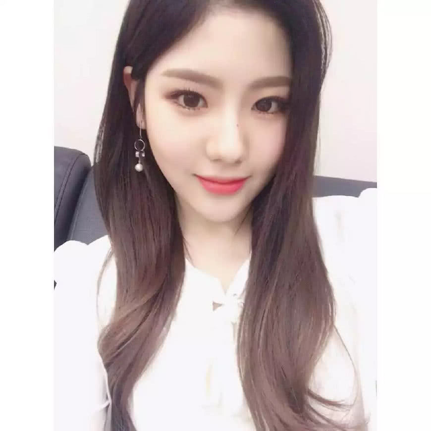 hyeyeon是韩国女子组合gugudan的成员之一,是2000年出生的一位爱豆