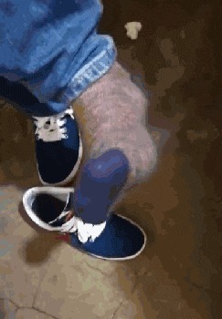 |搞笑GIF：小伙子，这就是嘚瑟的后果，这一下腰估计要废了