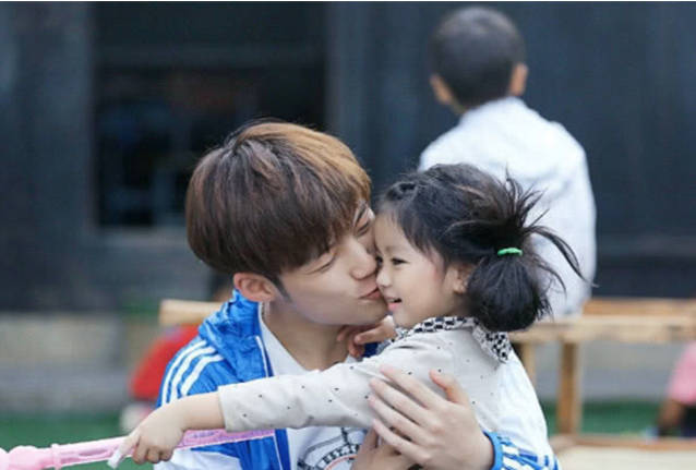 《爸爸去哪儿》中的三对“假父女”,唯独一位真的娶了孩子的妈妈