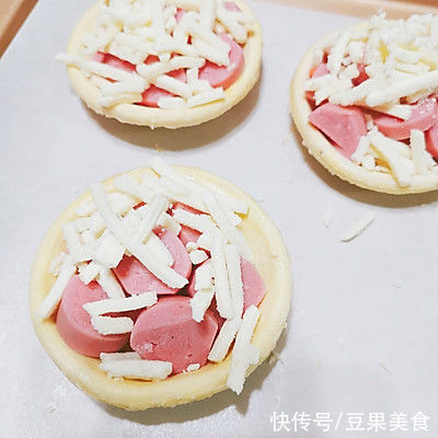 简单而迷你版披萨(蛋挞皮披萨)