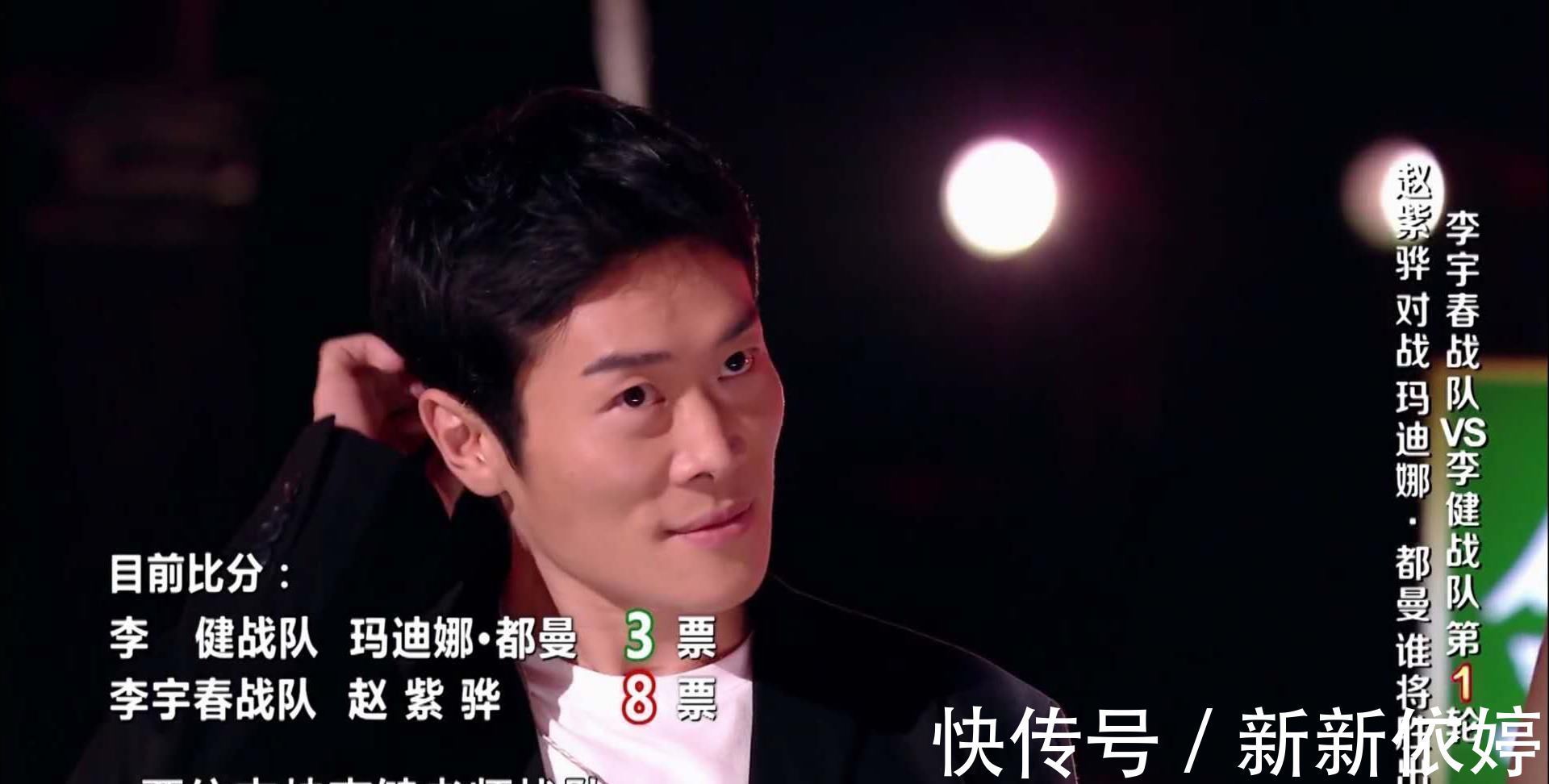 好声音首轮2排评委投完票,有谁注意李健老师的动作难以置信