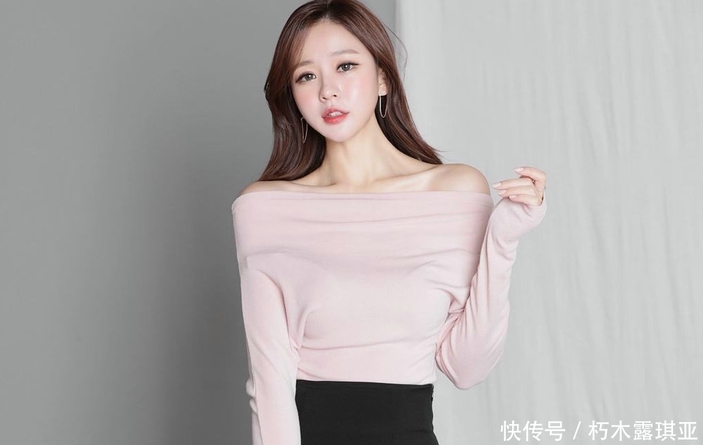 模特粉红色一字肩上衣配黑色裙子显身材高挑,脸色红润气质超凡佳