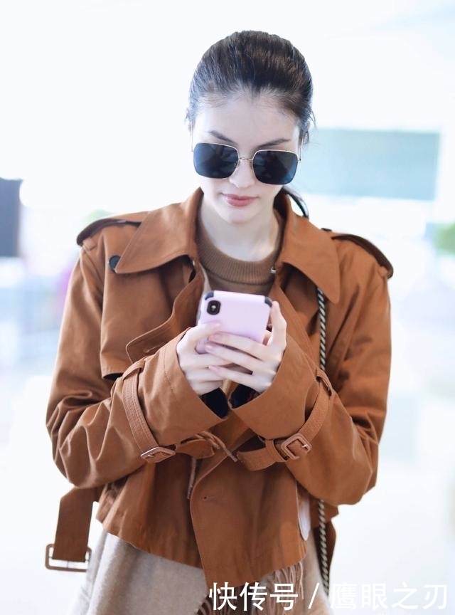 流苏|何穗撞衫奚梦瑶同款流苏风衣,都是维密超模,却美得难分上下