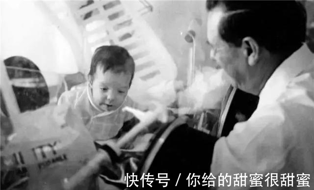 宇航服|“泡泡男孩”:12岁才走出隔离罩,在死亡前第一次触摸到了妈妈