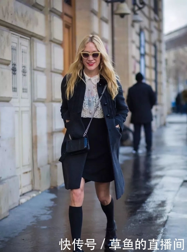 风衣下面不一定穿裤子,今年流行这样穿,显高又时髦,拯救小个子