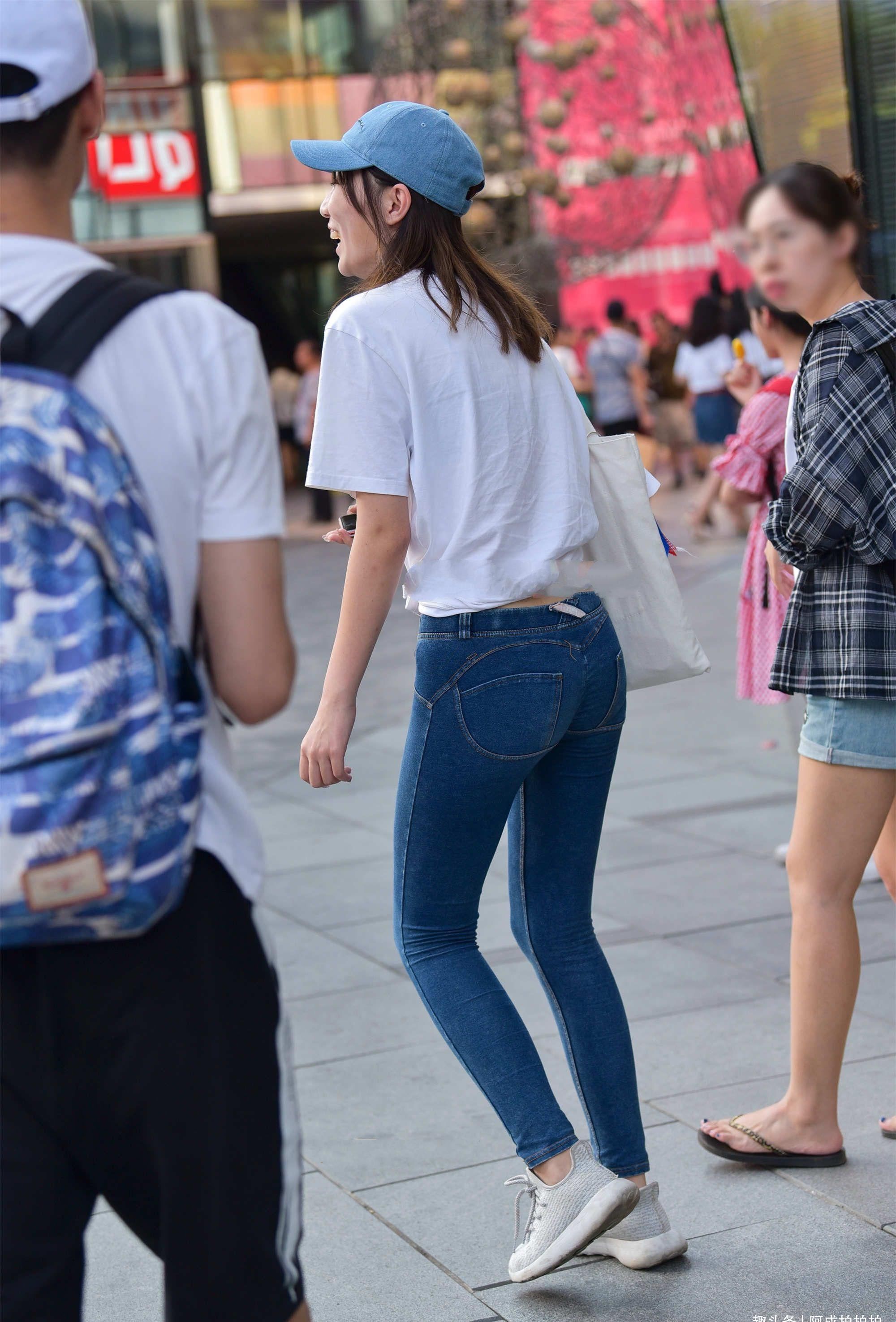 低腰牛仔裤，搭配一件白色短袖，舒适休闲也简单