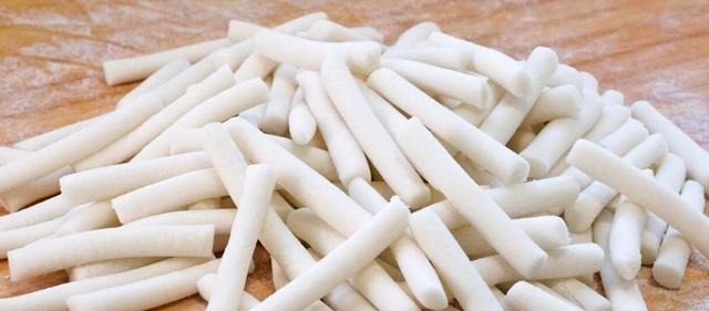 糯米粉这样做真是太香了，开水一烫，香甜酥脆，出锅全家抢着吃！