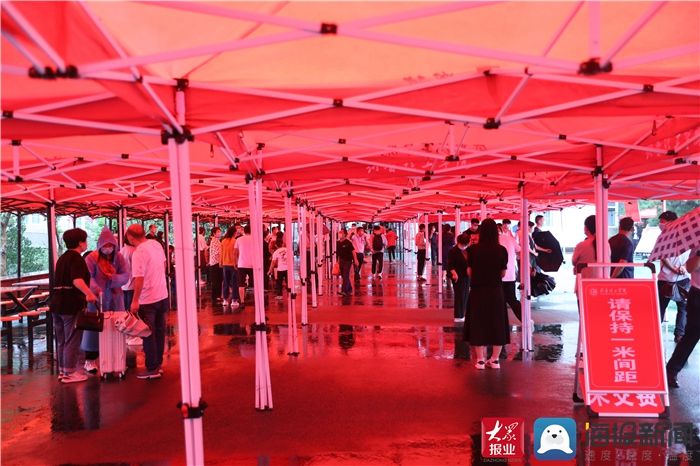 红伞|齐鲁理工学院雨中迎新生“红伞”见温情