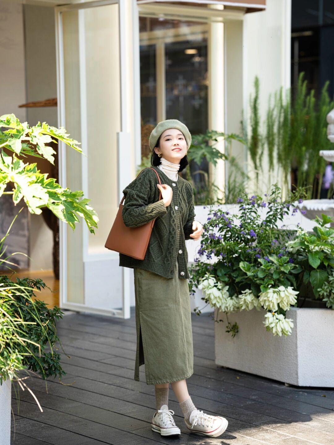 半身裙|天气回暖该怎么穿出氛围感?米色卫衣+黑色半身裙,清纯又不失个性