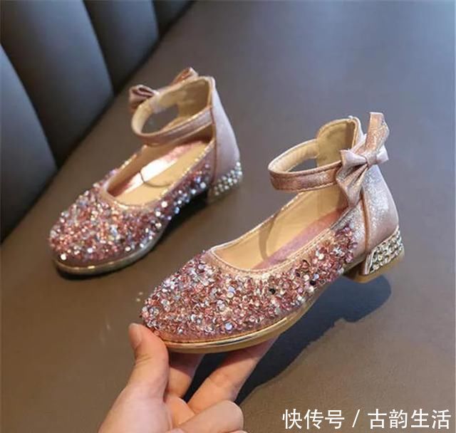 鞋子 8种凉鞋被列入黑名单,会导致0型腿,足外翻,家长买错会害了娃