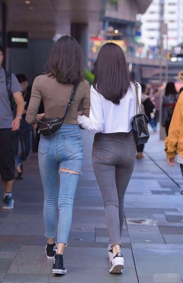 左边|时尚街拍同样是穿牛仔裤,能在中间“切一刀”的就是厉害,您觉得哪个漂亮