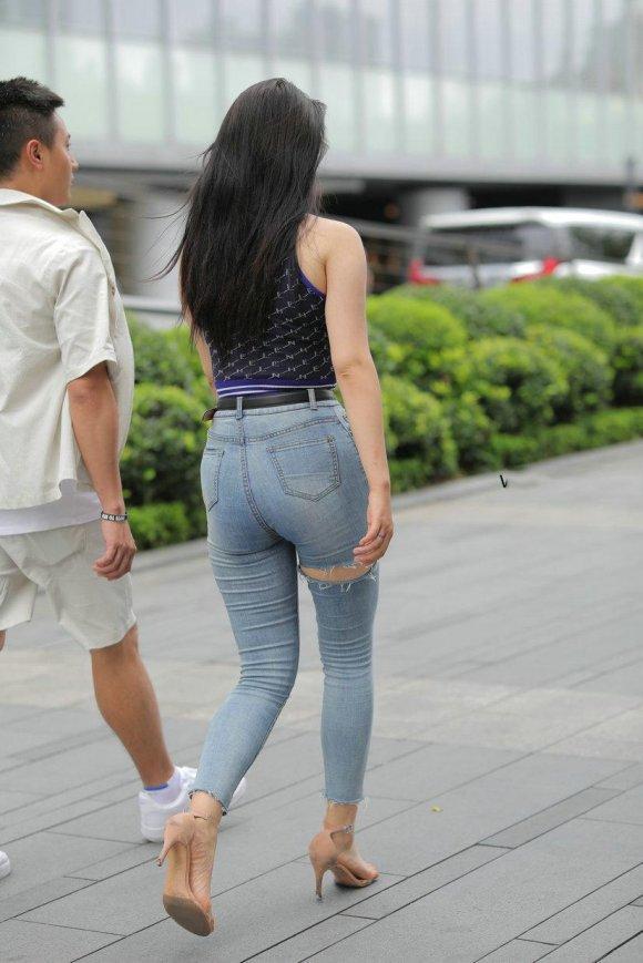 穿搭 运动背心配破洞牛仔裤,简约美丽又显身材,美的清爽宜人