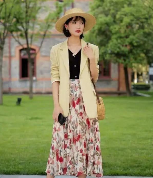 街拍:面带微笑时尚大方的美女,看起来很有都市丽人的范