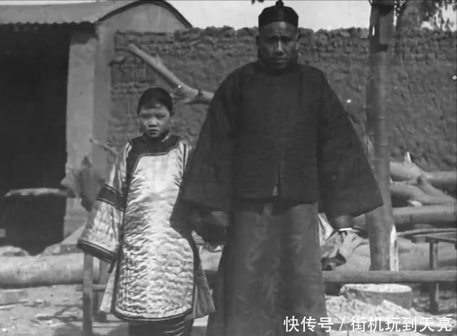 老照片|清末老照片,15岁的小妾,出阁的新娘,图七乡下的地主在放鞭炮