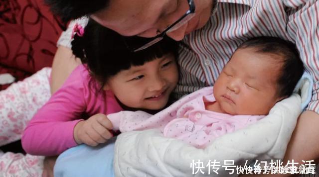 弟弟|姐弟相差20岁,一出门就这画面,妈妈看到忍不住笑了