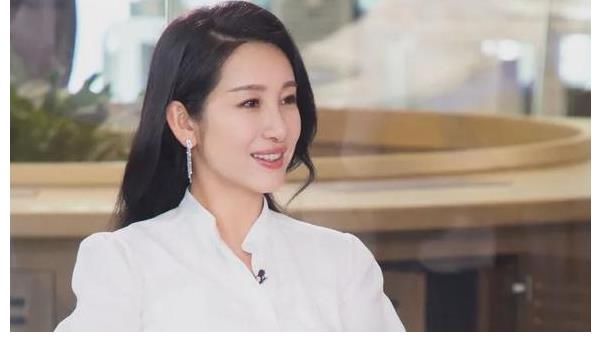 邹凯|42岁秦海璐，生活不能自理，如今王新军包揽家务贴身伺候