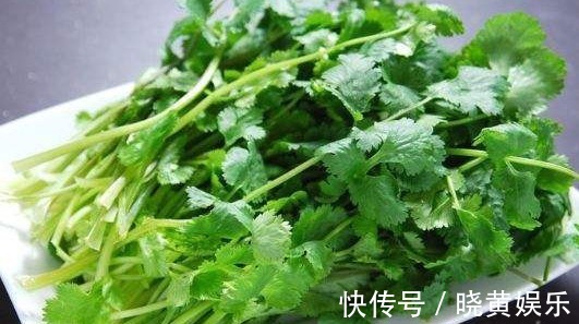 风寒感冒|香菜煮水功效高,不出半月,几大好处不请自来,给身体洗个澡