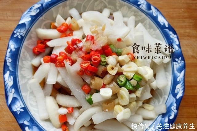 腌萝卜|奶奶教我的腌萝卜方法，无需一粒盐，酸甜又脆爽，2个小时就能吃