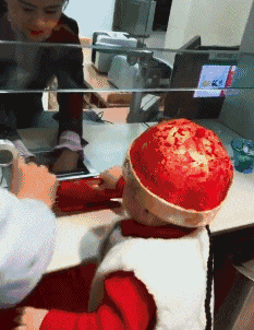 |搞笑GIF从来没有见过如此较真的一个大哥，非要弄得一样宽吗？