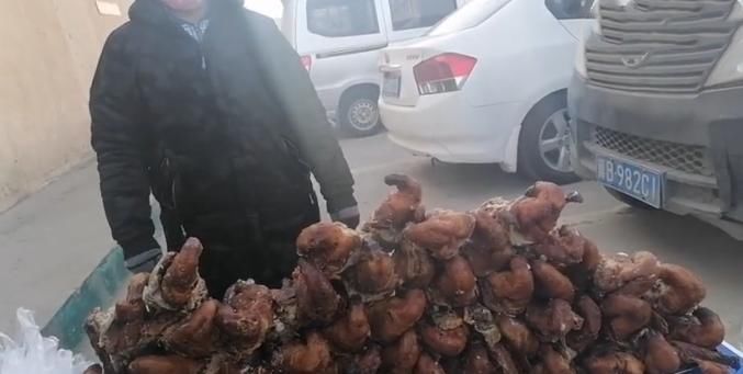 大叔起早贪黑卖“它”,20元一只,半天卖不出,内行人直接买五只