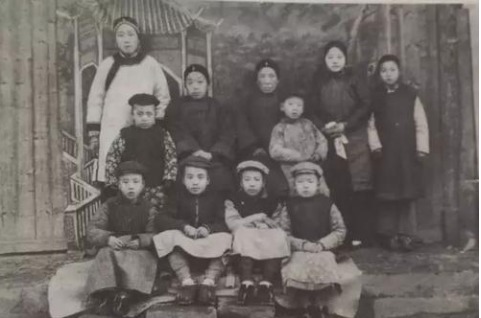 民国|民国寡妇,是慈母也是严父,缩衣节食给老师送钱,培养出一代大师