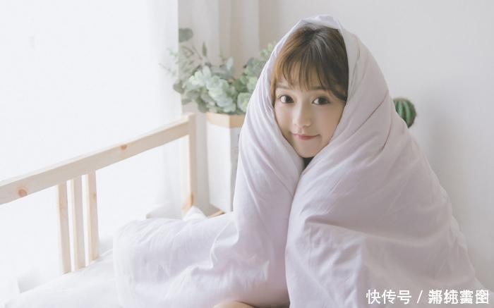 清纯丨慵懒水嫩美女高清写真，人见人爱的俏皮小美女