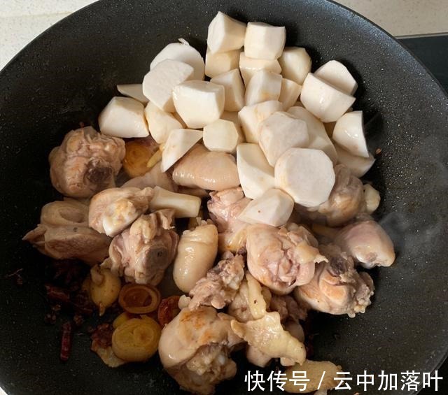 芋头搭配鸡肉这样做,芋头绵软,鸡肉细嫩入味,太解馋了!