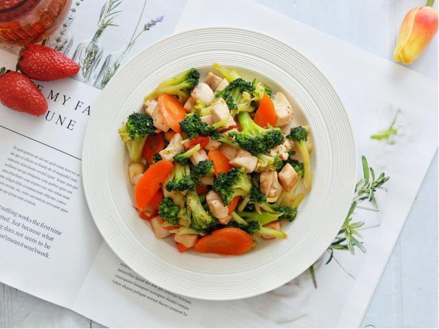 西兰花别再傻傻的只焯水,入锅前多1步,脆绿还入味