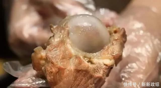 60岁大爷卖“天价烧烤”20元1根,每天能卖500根,行人看见抢着买