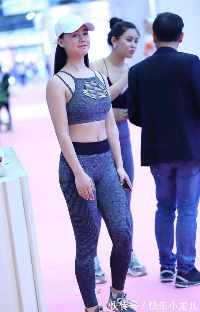 上半身 女生们都应该拥有一件吊带瑜伽裤,个性靓丽又显身材,搭配容易