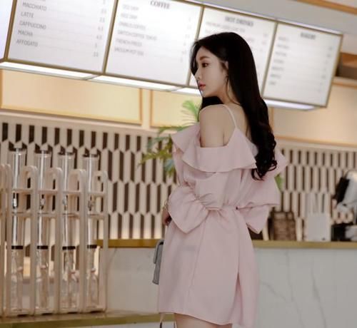  迷人|美女穿搭：粉色吊带裙，温柔迷人，肤色若隐若现