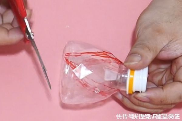 扫把上粘个塑料瓶,放在阳台省钱又实用,解决了家家户户大难题!