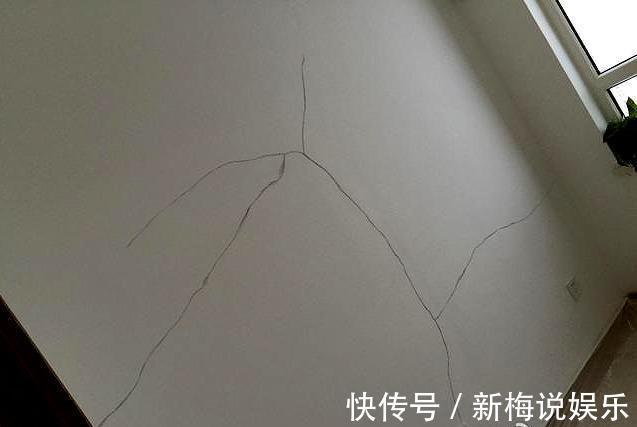 墙面|墙面开裂原因多，刷漆不当有影响，乳胶漆施工监工3要点