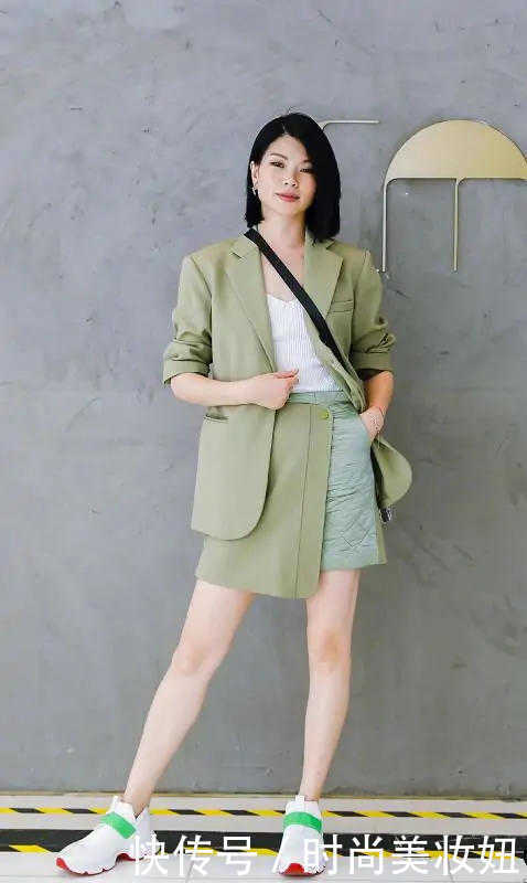 “丑模”吕燕真有国际范,穿西装套裙配运动鞋好洋气,气场绝了