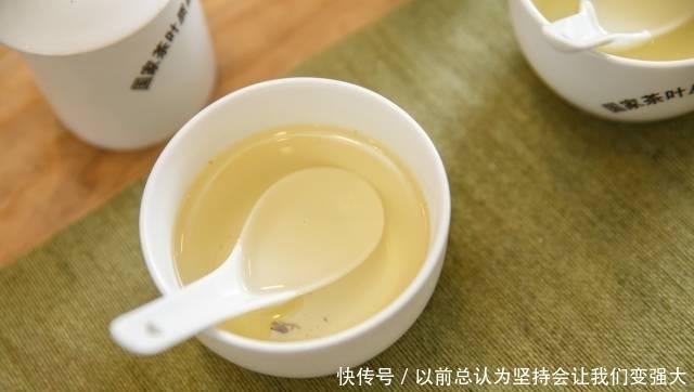 如何欣赏茶汤色？很多人不懂