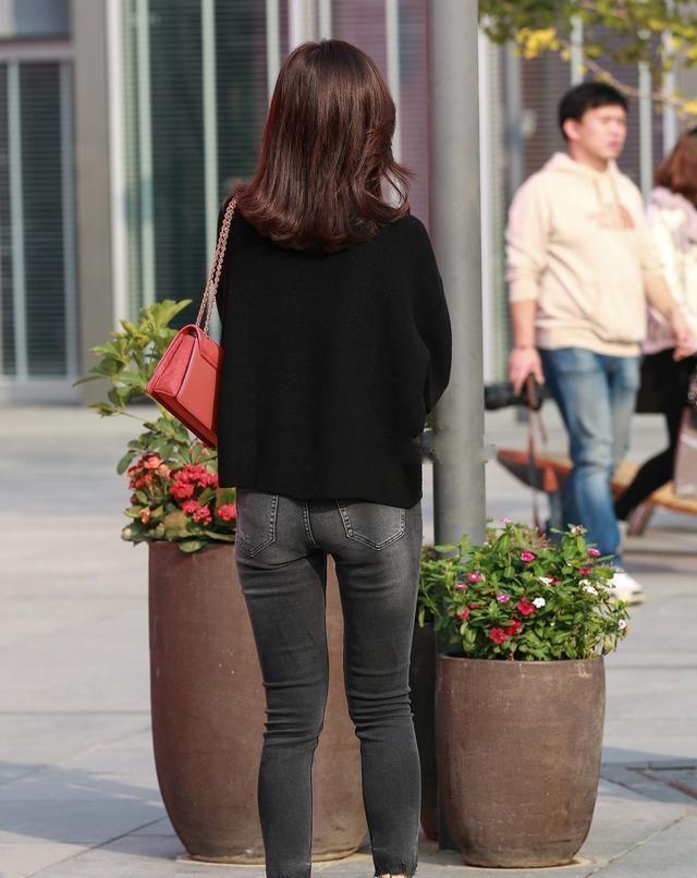 小上衣|魅力十足的打底裤穿搭舒适不失自在感，展现英姿飒爽，甜美时尚