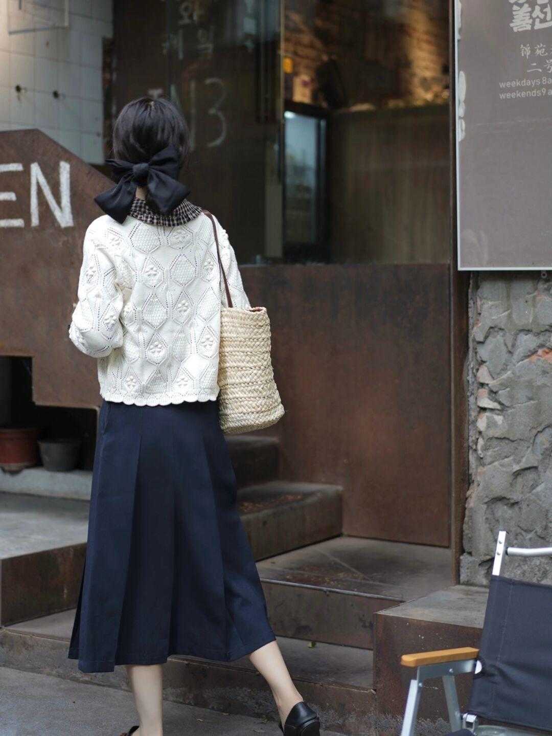 搭配 快收起你的碎花裙!今年秋天流行这几款裙子,减龄洋气又百搭