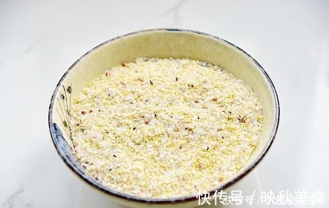 面粉|小米新吃法,加入面粉一搅拌,锅中蒸一蒸,比面包还要松软
