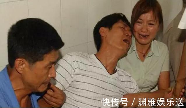 爸爸|儿子抢过爸爸手机扔进湖中,爸爸一气之下的一巴掌,毁了家毁了娃