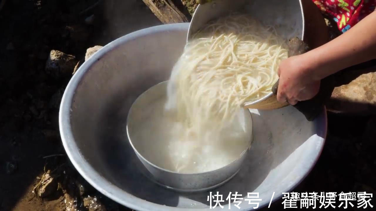 勺子|尼泊尔人不用筷子吃汤面,村长家的儿媳妇下厨,美女煮美食