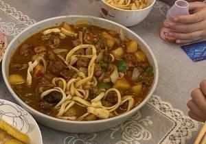 生活中版大盘鸡做法,荤素搭配常有,营养成分美味可口,非常下饭菜,吃不足