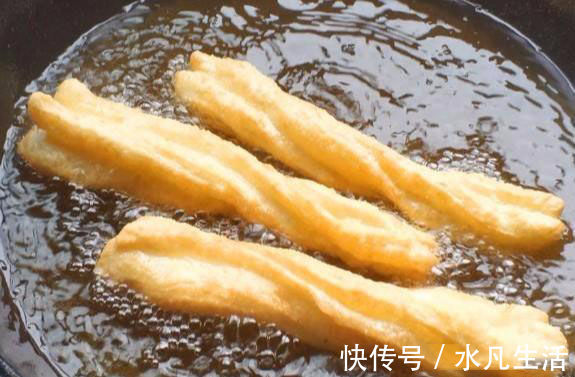 好吃|2分钟学会做油条，不用泡打粉小苏打，蓬松有嚼劲，比买的还好吃