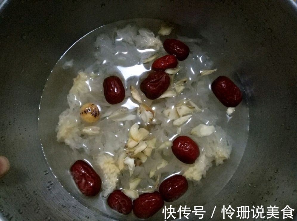美味银耳莲子羹，营养丰富滋补身体，一个电饭锅就可以做